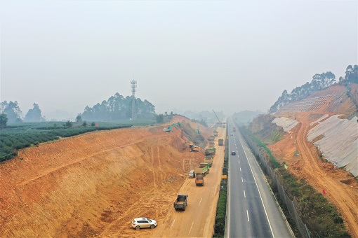 2021.2.4 成乐扩容建设项目半幅封闭施工顺利完成.jpg