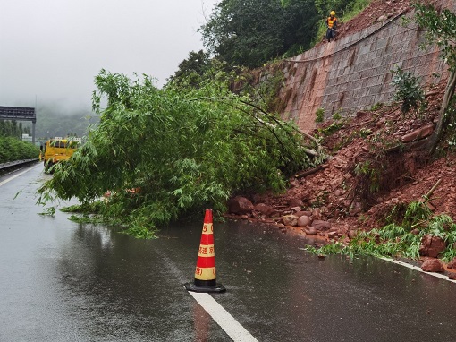 8.18 暴雨致道路塌方！成渝公司成雅分公司全力开展滑坡抢险救灾工作.jpg